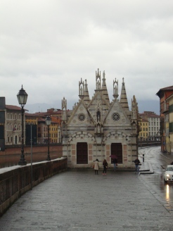 Rio Arno à esquerda e a Capela Nossa Senhora della Spina