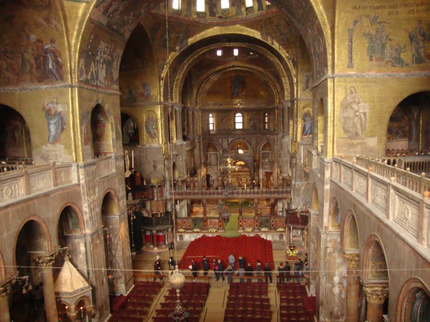 Dentro da Basílica San Marco